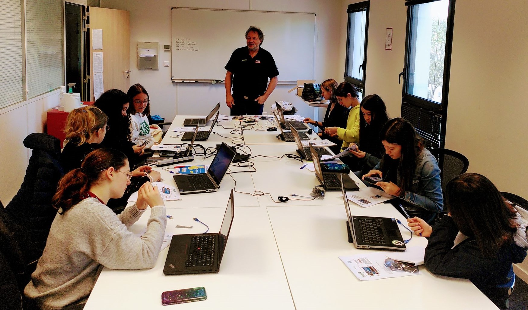 Girls R coding Nantes robots